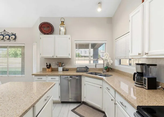 Holiday home Spacious 4br Patio Huge Yard Sleeps 18 Grill