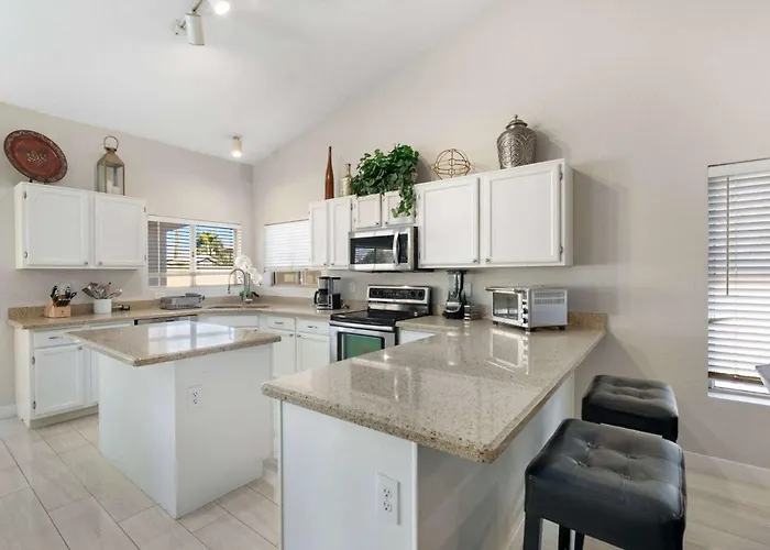 Holiday home Spacious 4br Patio Huge Yard Sleeps 18 Grill