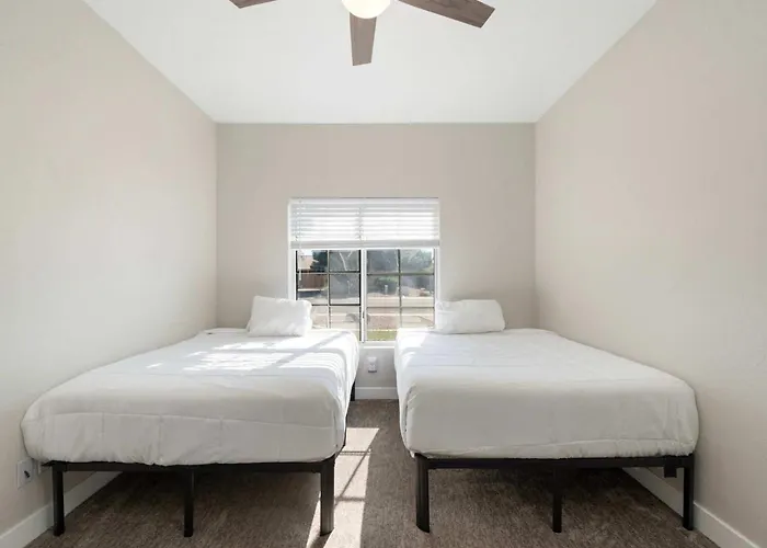 Spacious 4br Patio Huge Yard Sleeps 18 Grill *